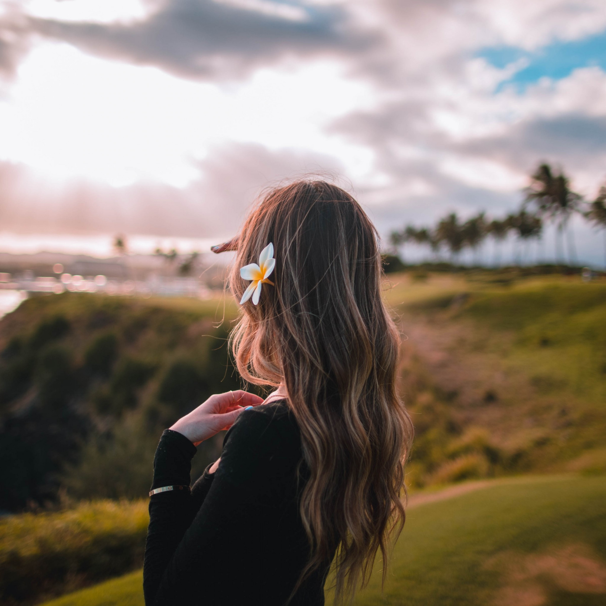 Download wallpaper: Beautiful girl in the hawaiian landscape 2048x2048