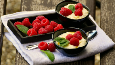 Vanilla cream and raspberries