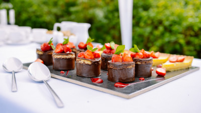 Chocolate cakes with strawberries