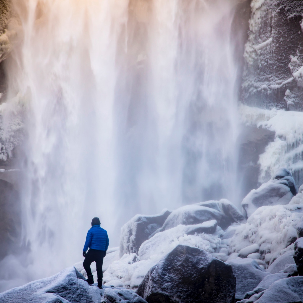 Frozen waterfall in Yosemite Valley wallpaper 1024x1024