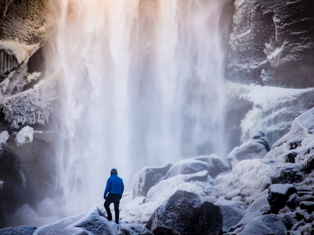 Frozen waterfall in Yosemite Valley wallpaper 1024x768