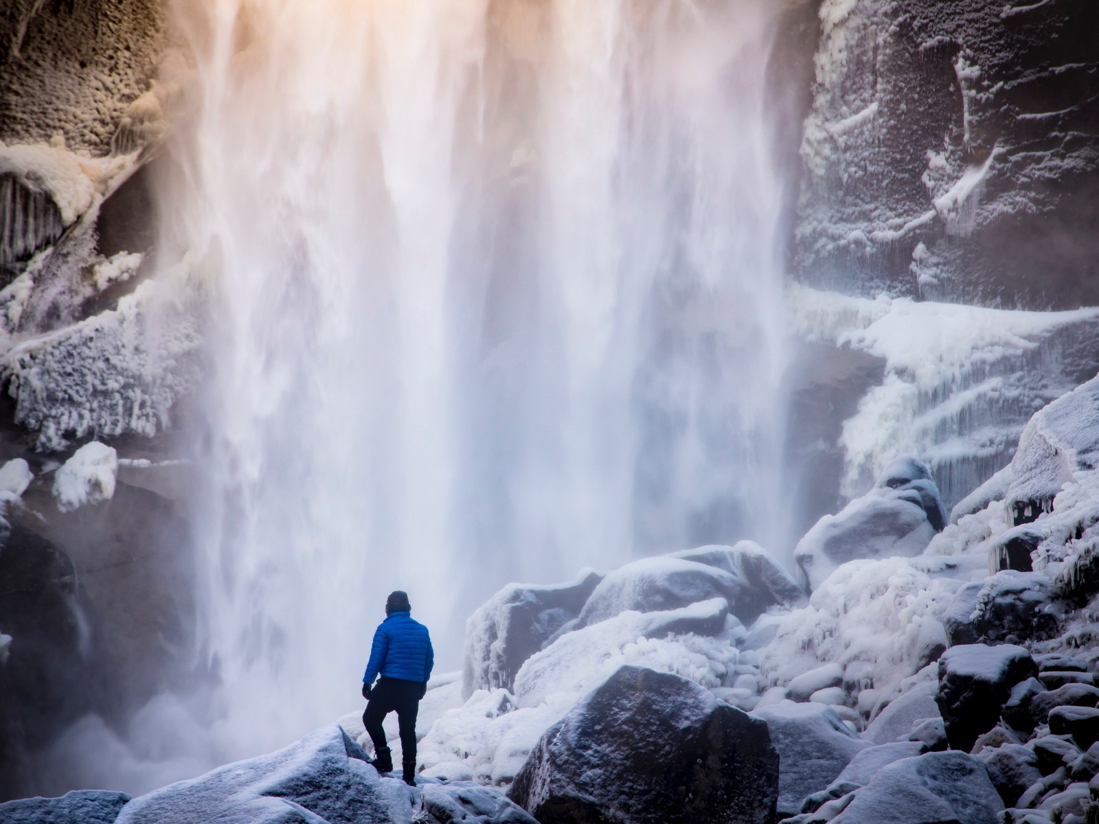 Frozen waterfall in Yosemite Valley wallpaper 1600x1200