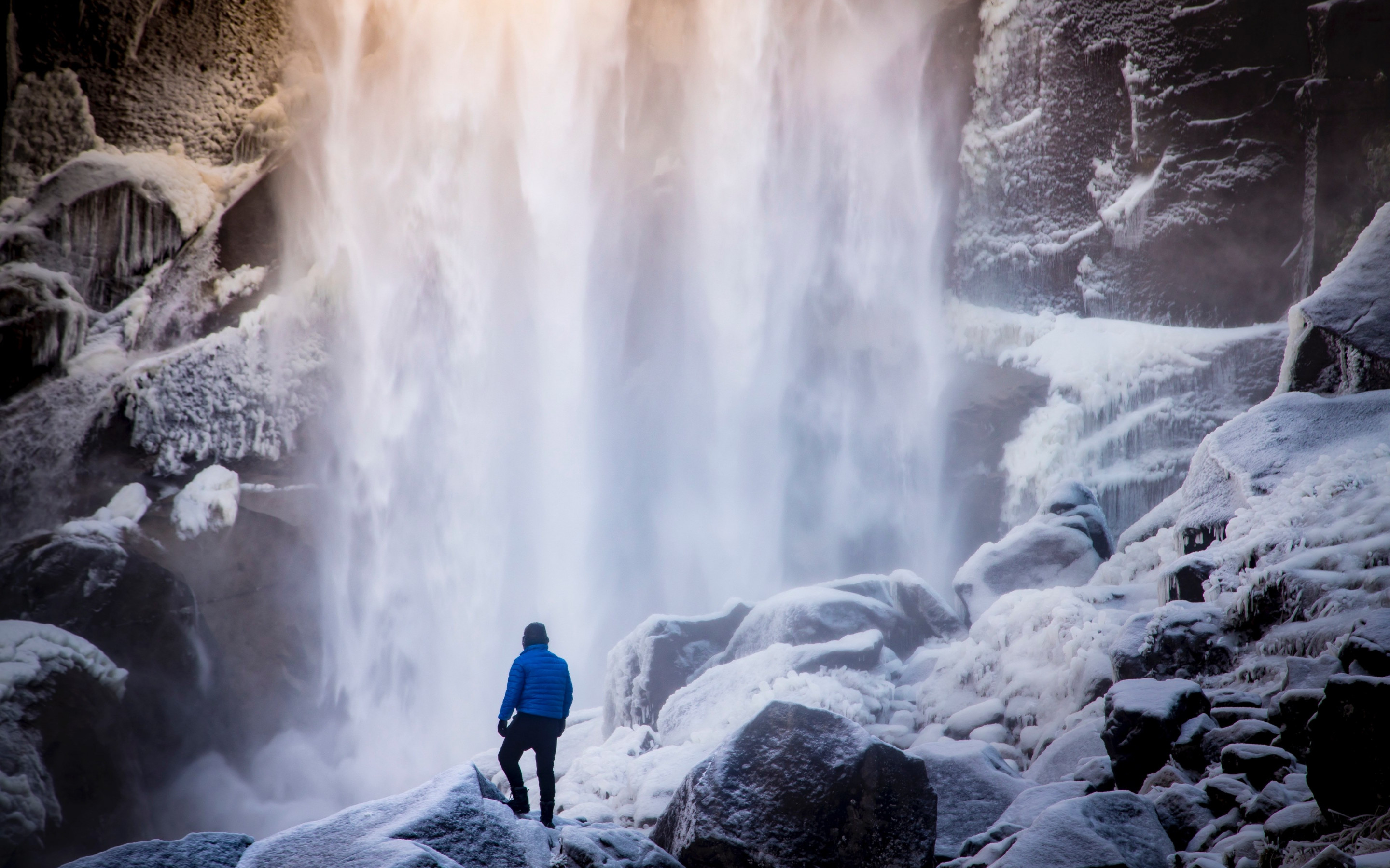 Frozen waterfall in Yosemite Valley wallpaper 2880x1800