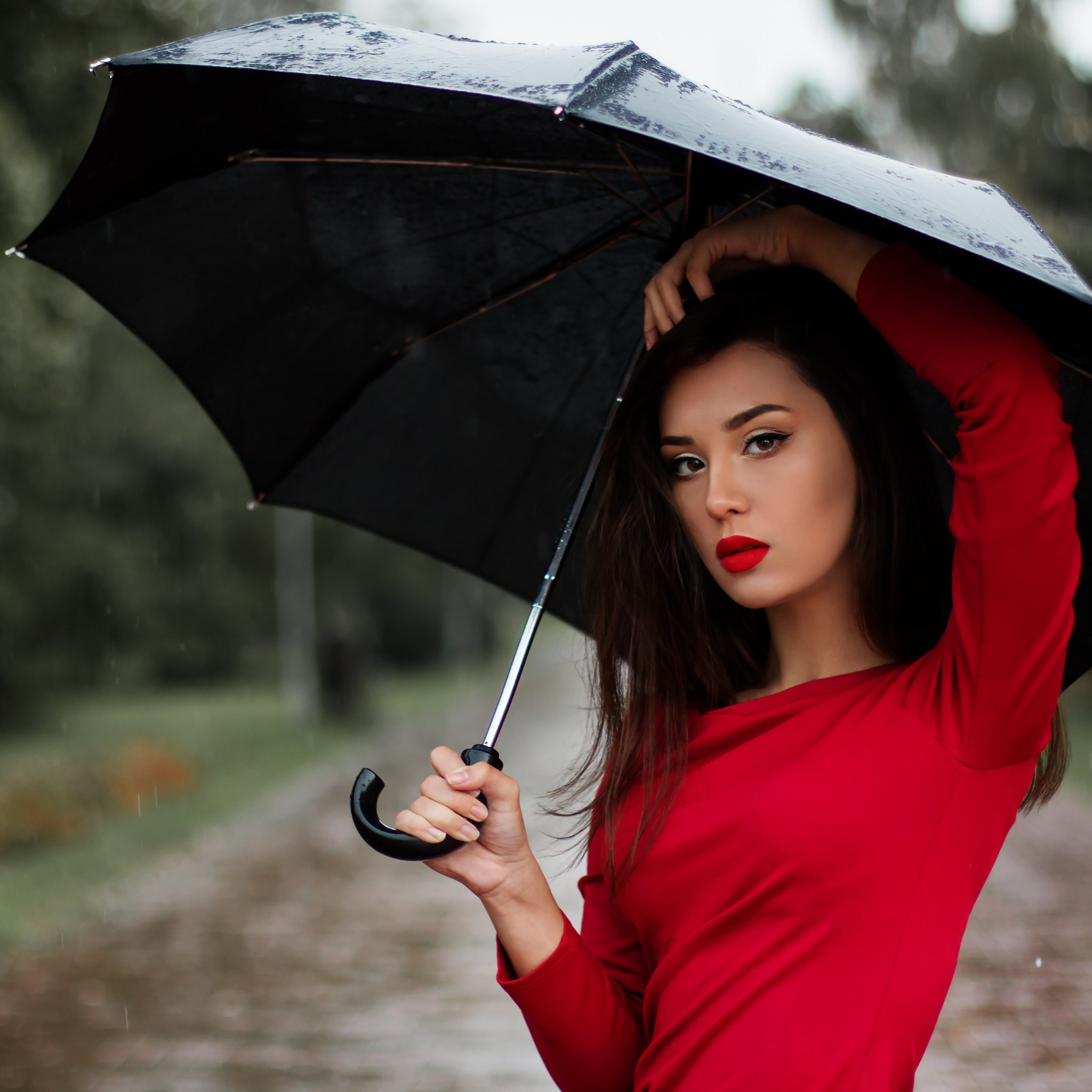 Beauitful girl in a rainy day wallpaper 2048x2048