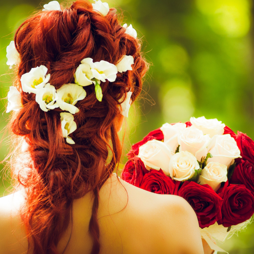Bride and wedding flowers wallpaper 1024x1024