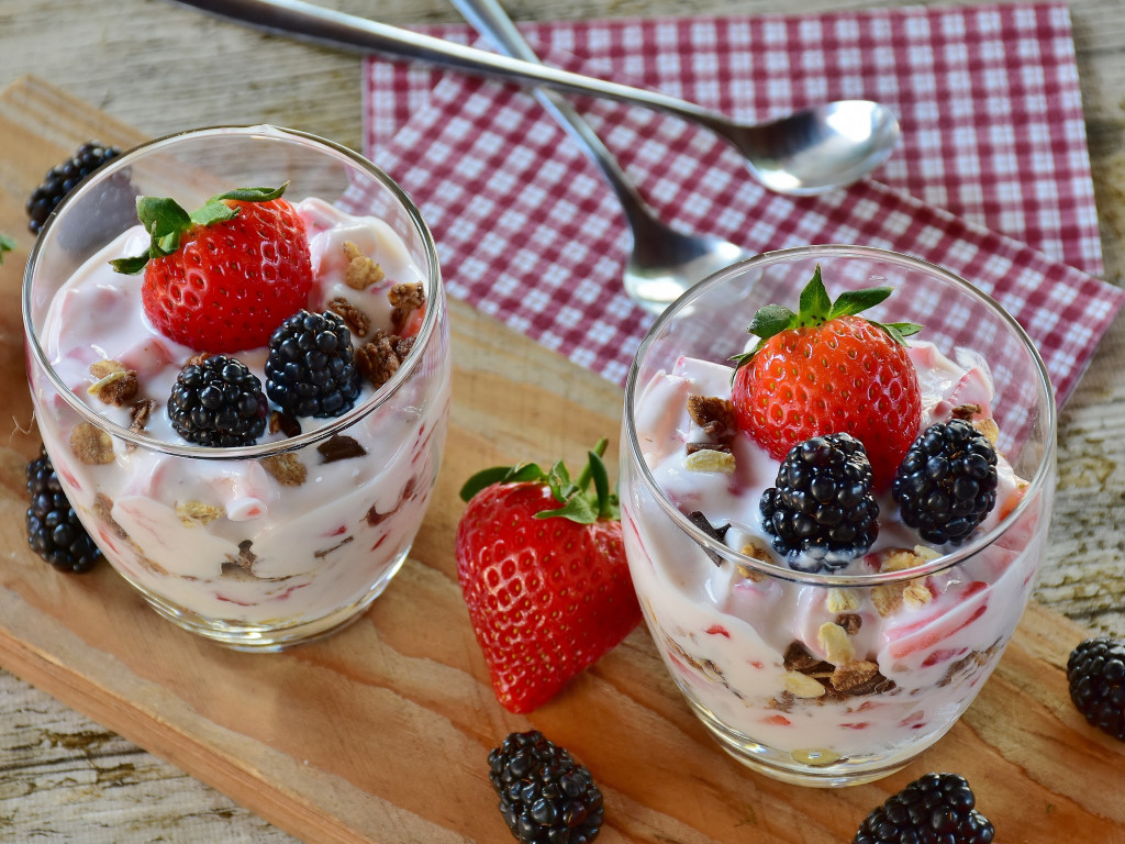 Yogurt with Strawberries and Blackberries wallpaper 1024x768