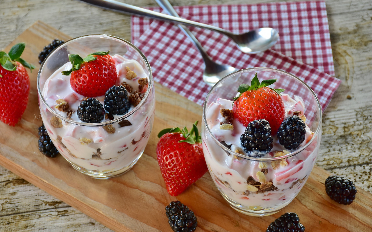 Yogurt with Strawberries and Blackberries wallpaper 1280x800