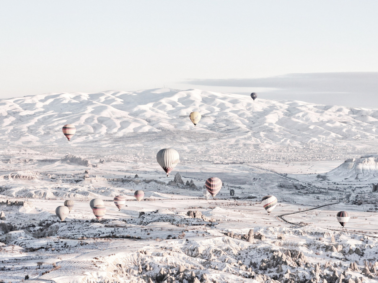 Hot air balloons in Winter landscape wallpaper 1280x960