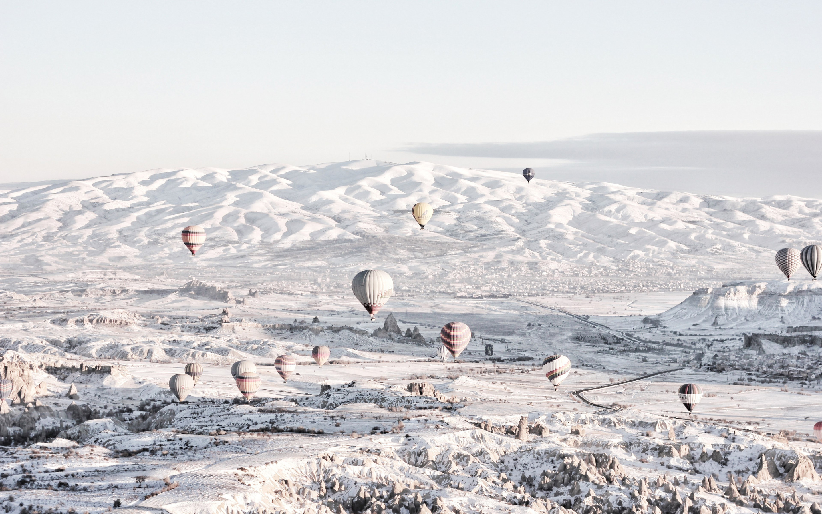 Hot air balloons in Winter landscape wallpaper 2880x1800