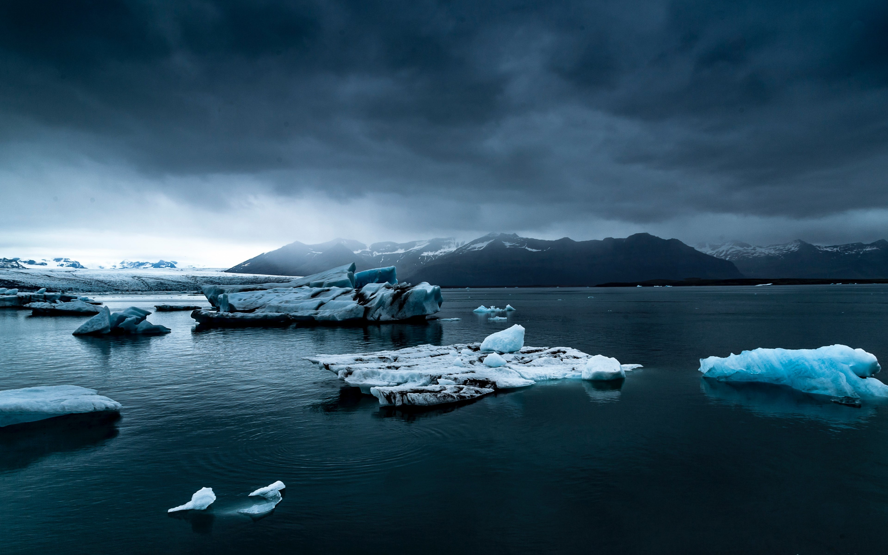 Icebergs, ocean in Iceland wallpaper 2880x1800