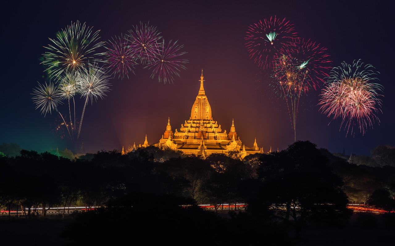 Fireworks above Ananda Phato temple wallpaper 1280x800