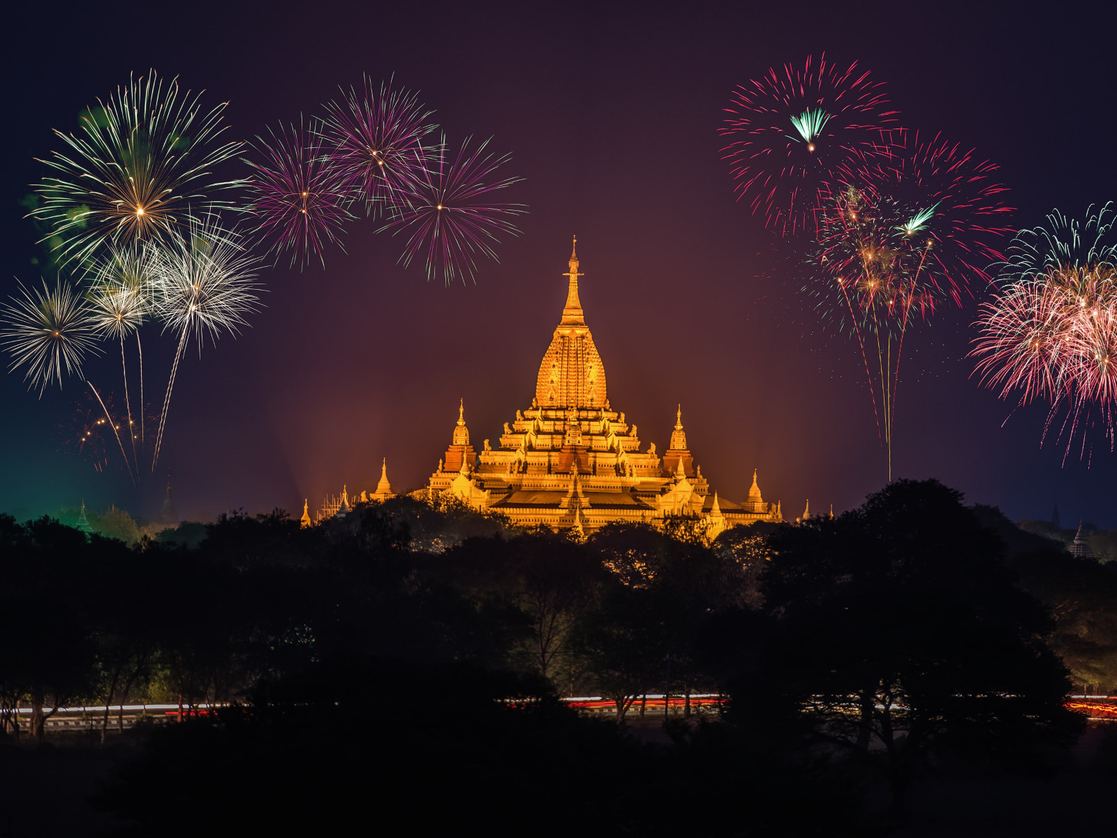 Fireworks above Ananda Phato temple wallpaper 1600x1200