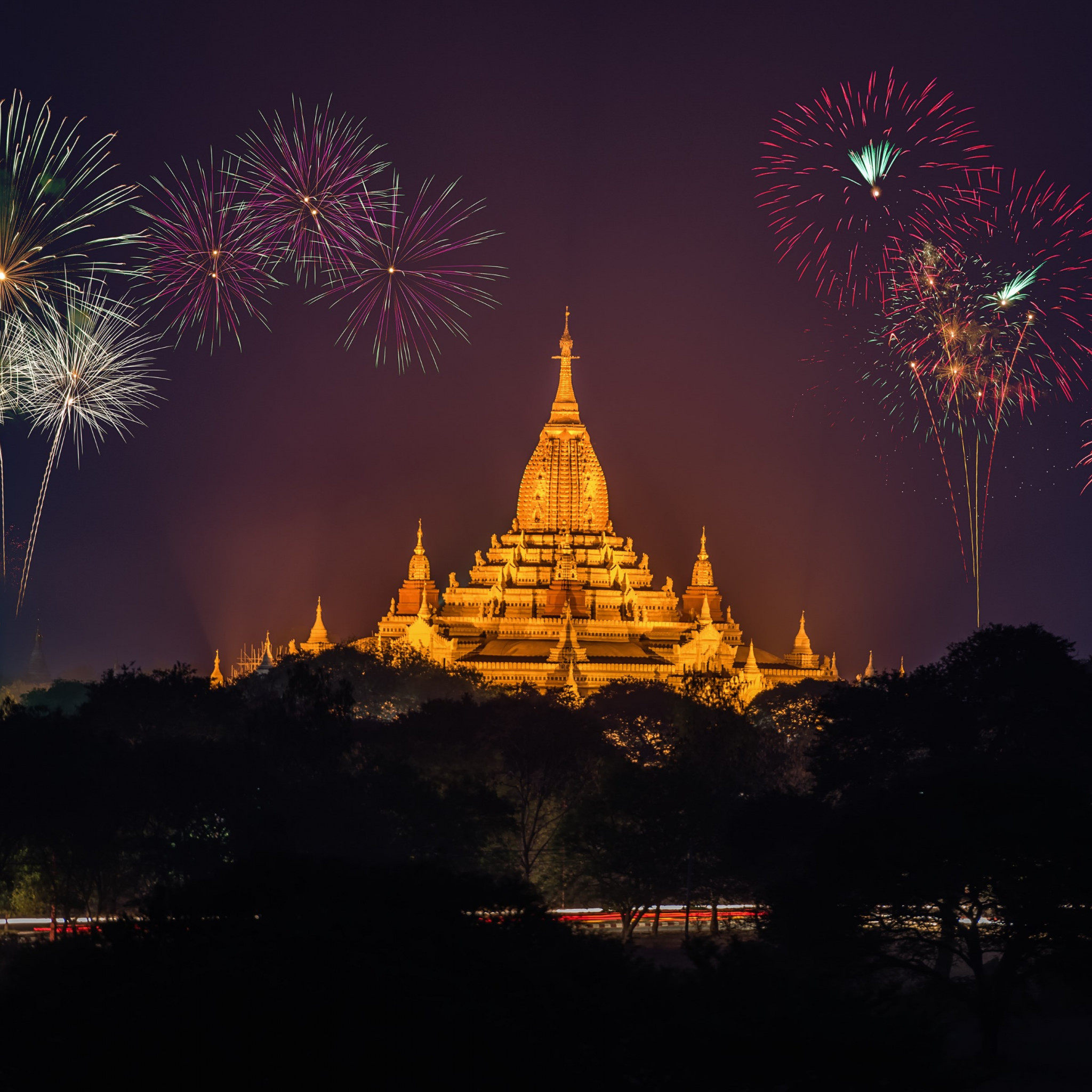 Fireworks above Ananda Phato temple wallpaper 2048x2048