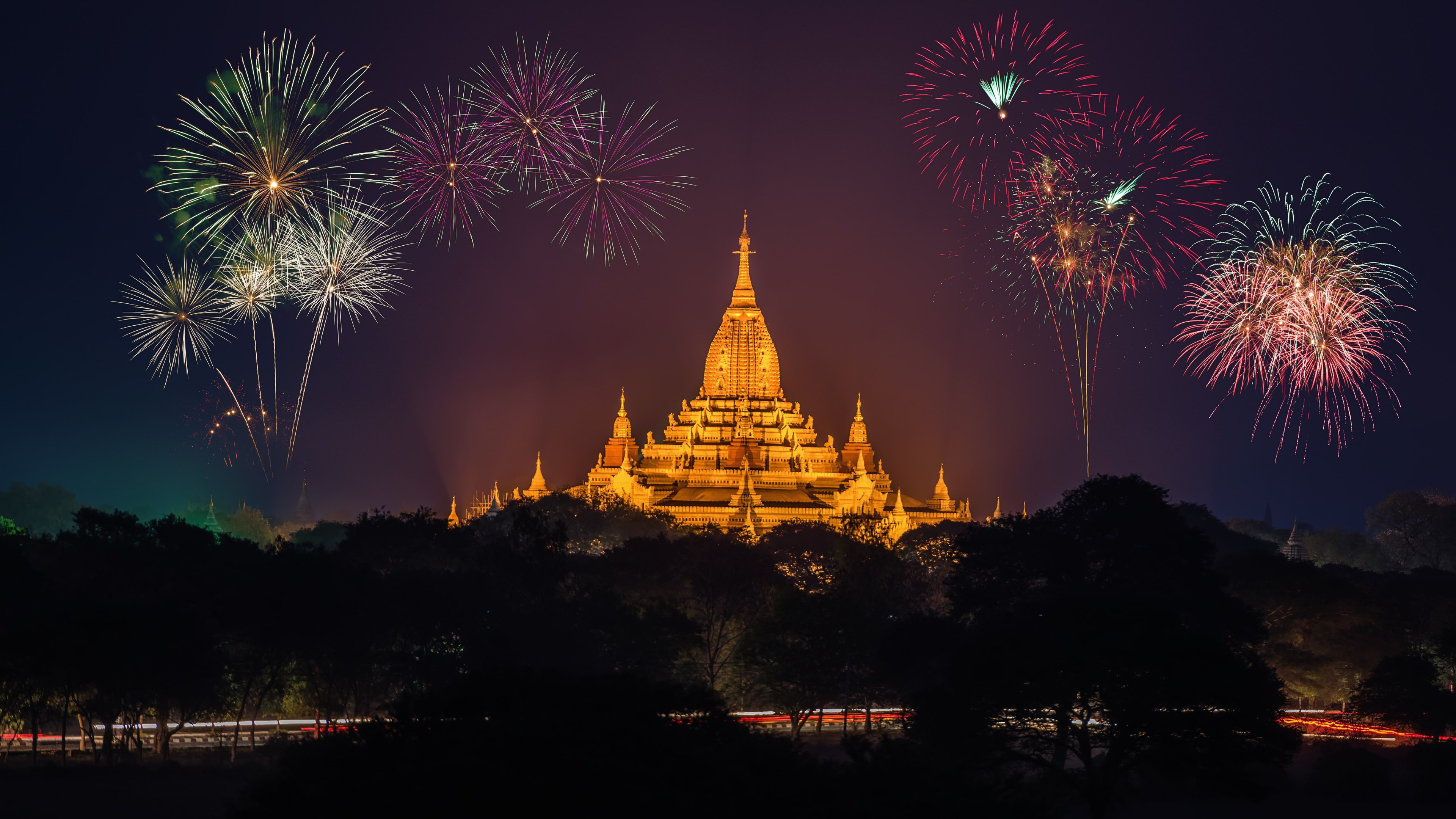 Fireworks above Ananda Phato temple wallpaper 3840x2160