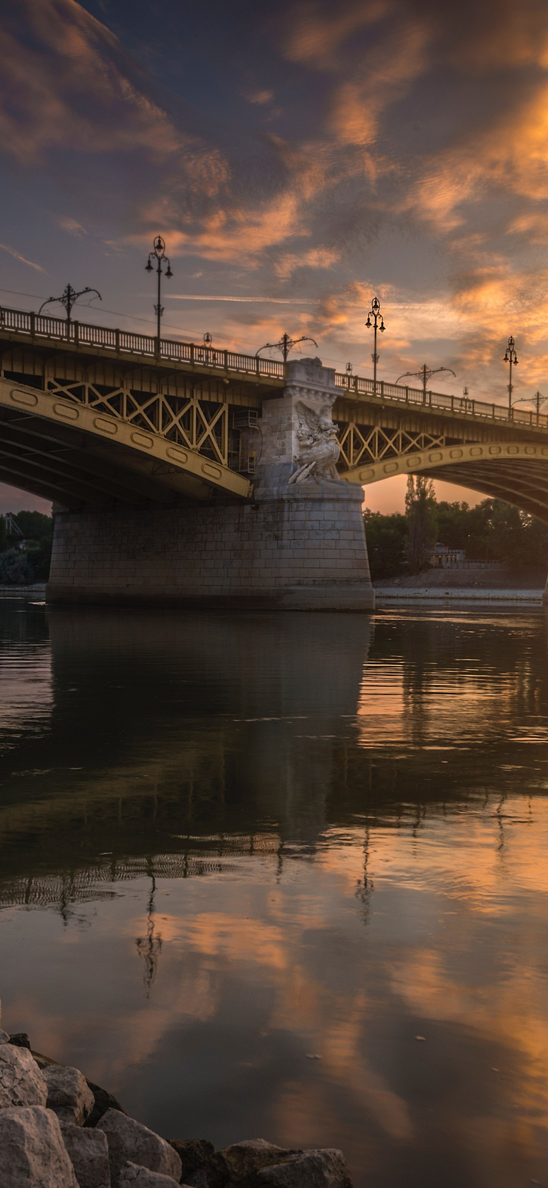 Margaret Bridge over Danube river wallpaper 1125x2436
