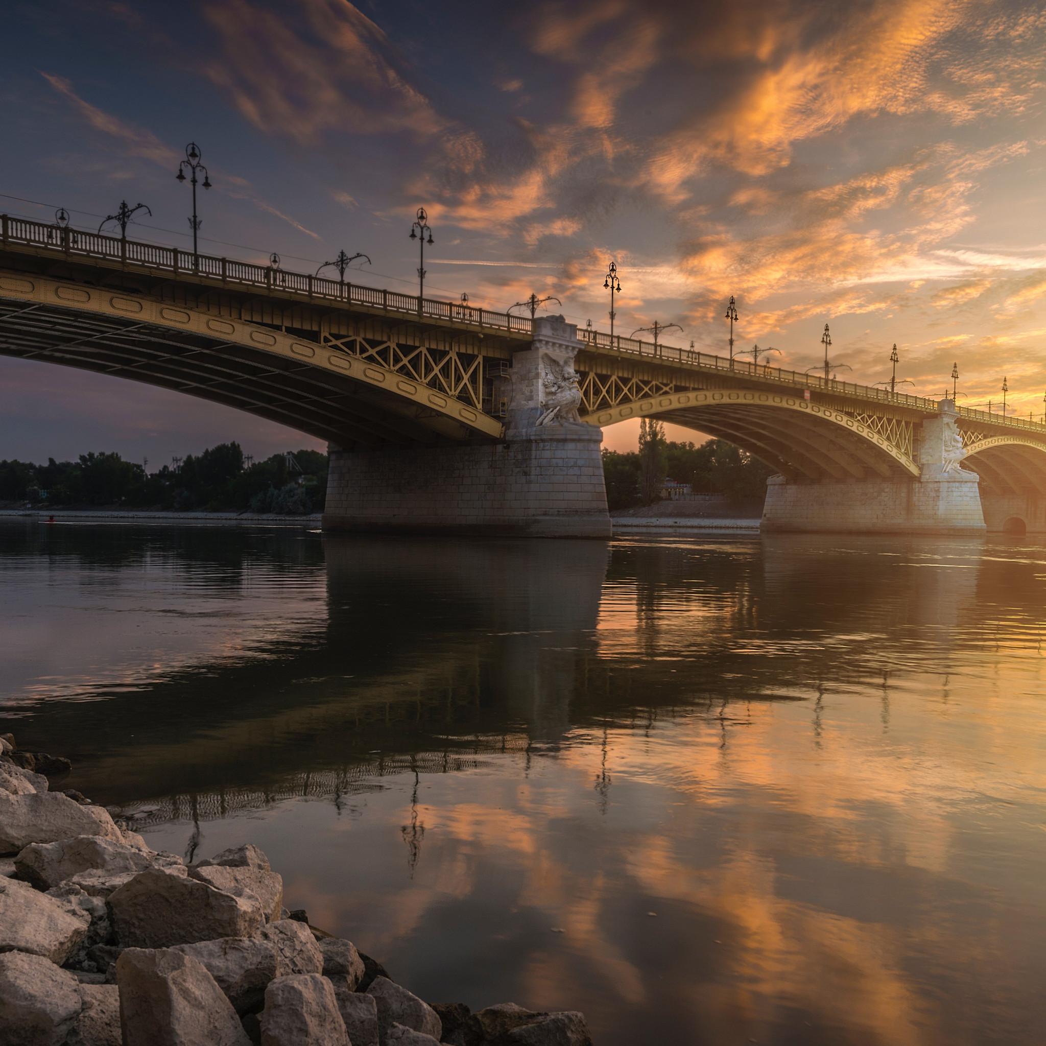 Margaret Bridge over Danube river wallpaper 2048x2048