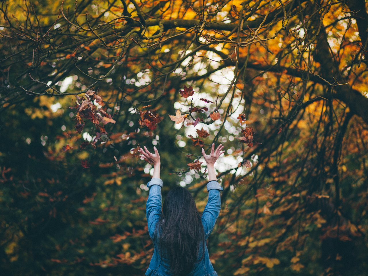 Girl enjoying Autumn wallpaper 1280x960