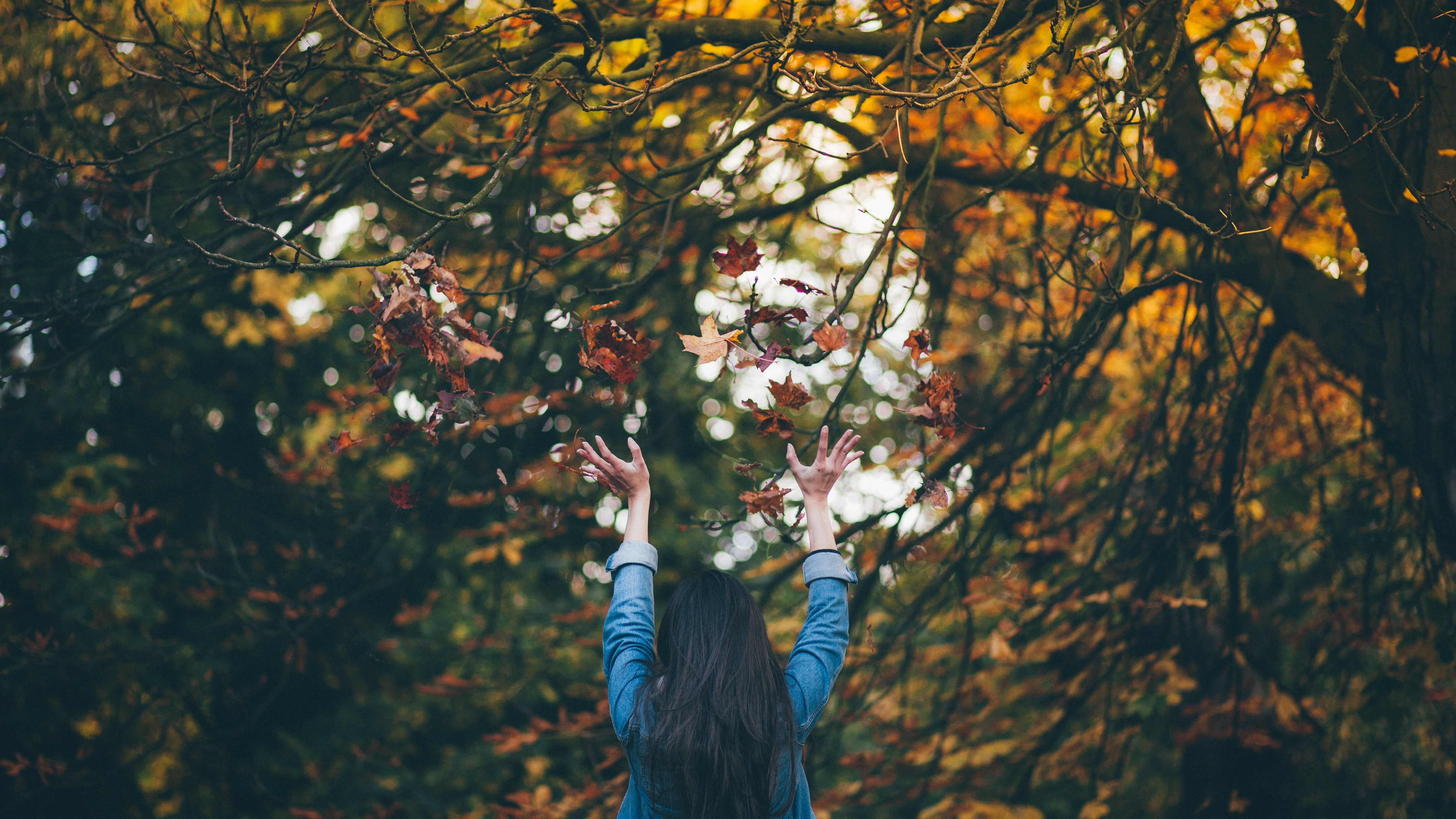 Girl enjoying Autumn wallpaper 5120x2880