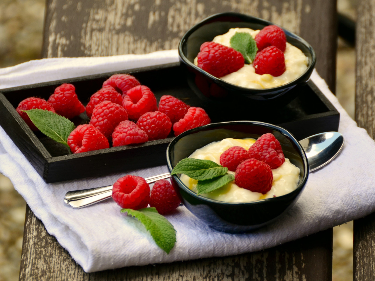 Vanilla cream and raspberries wallpaper 1280x960