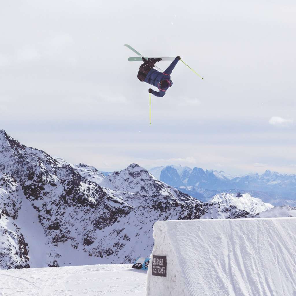Acrobatic skiing wallpaper 1024x1024
