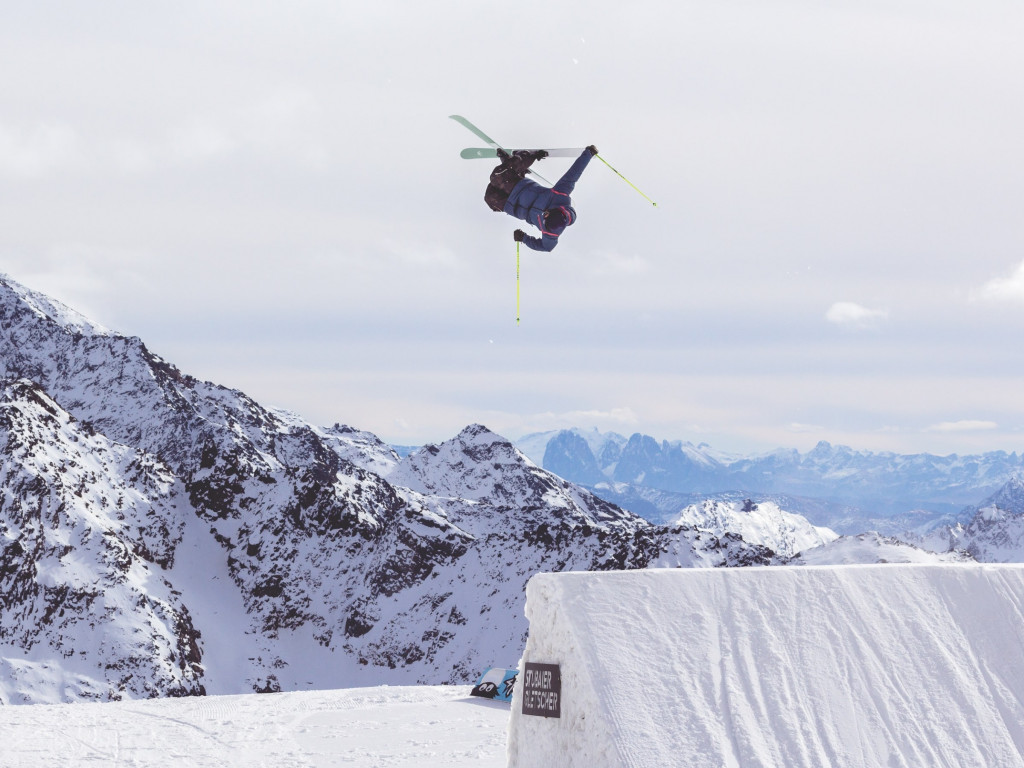 Acrobatic skiing wallpaper 1024x768