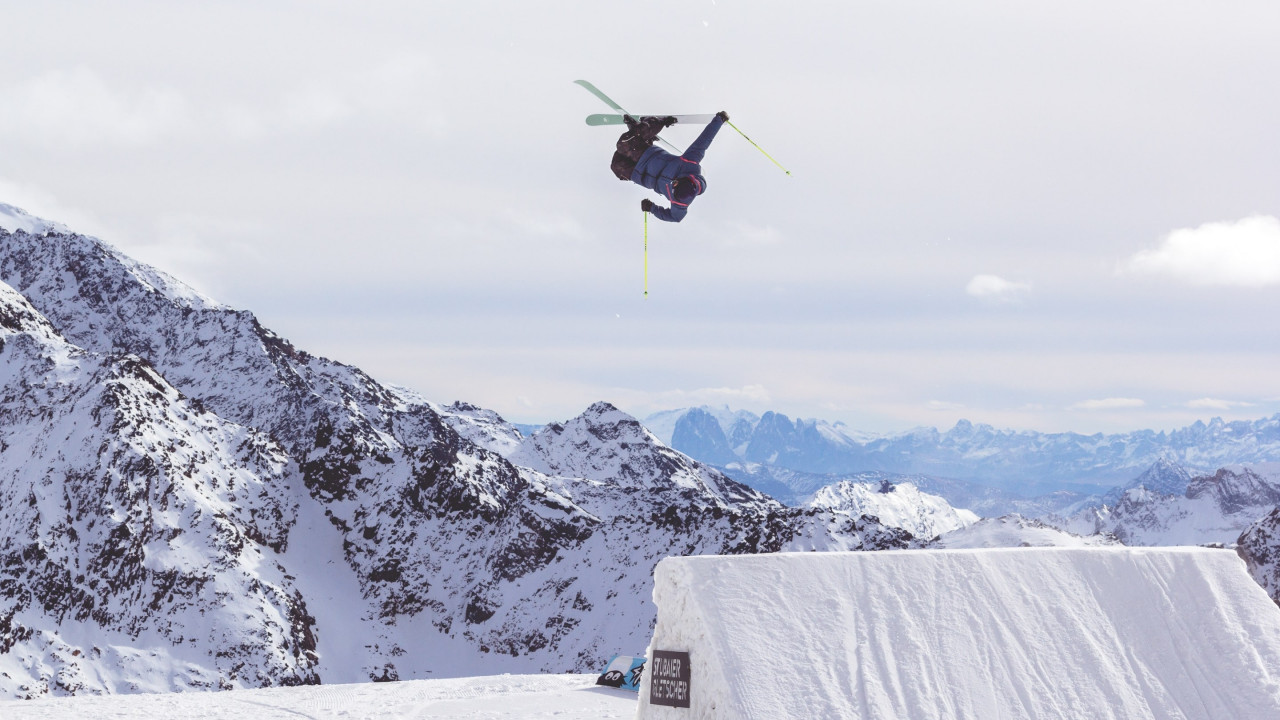 Acrobatic skiing wallpaper 1280x720