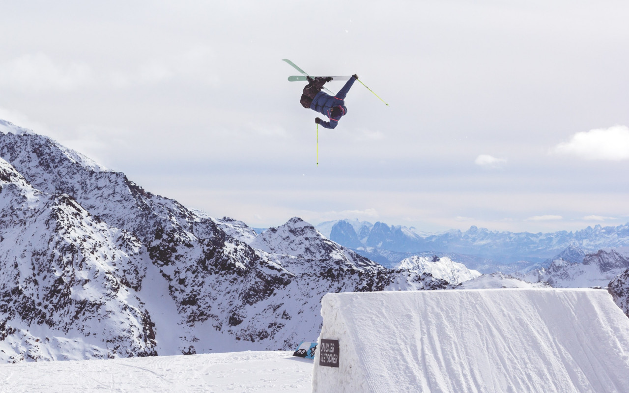 Acrobatic skiing wallpaper 1280x800
