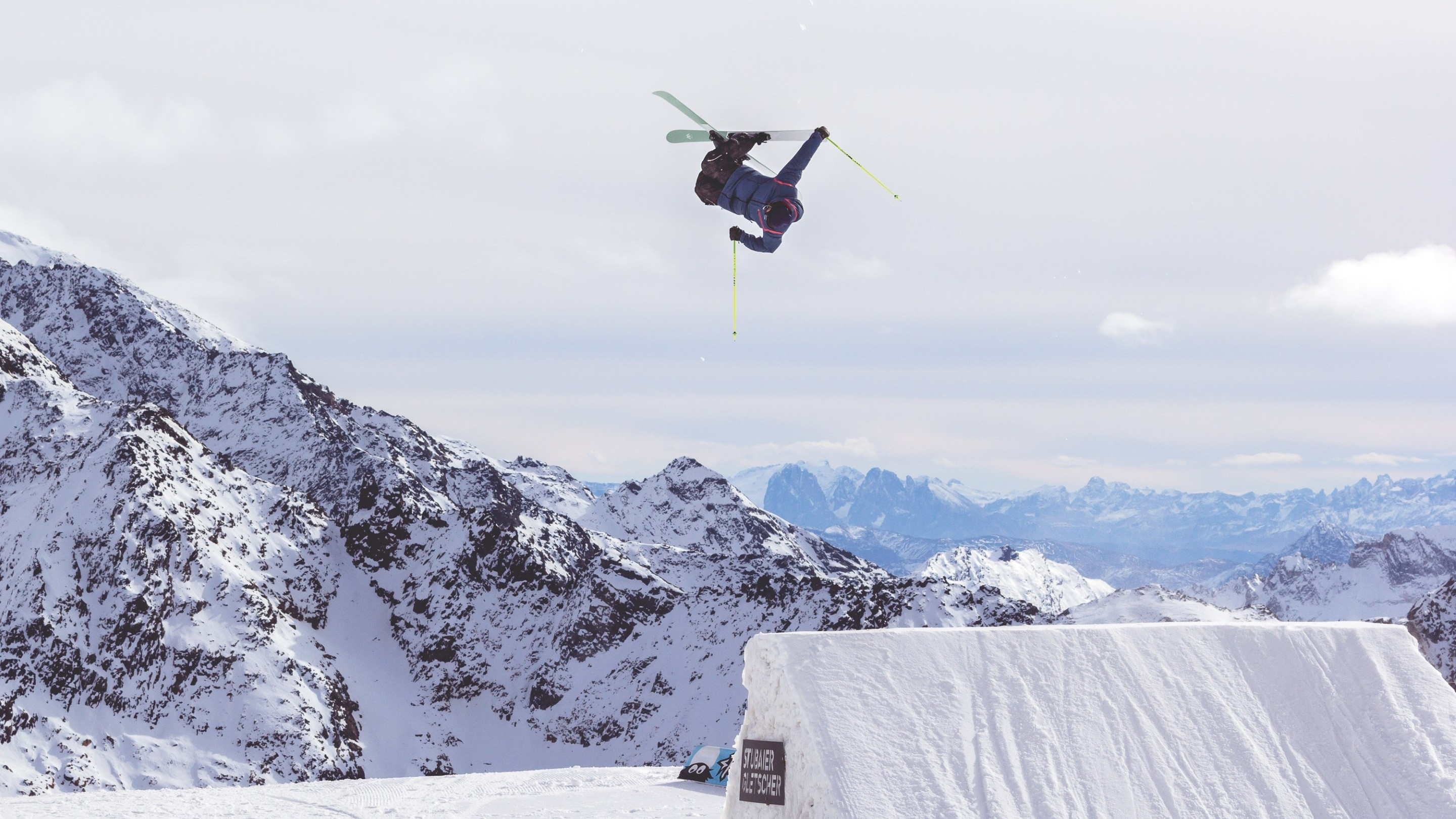 Acrobatic skiing wallpaper 2880x1620