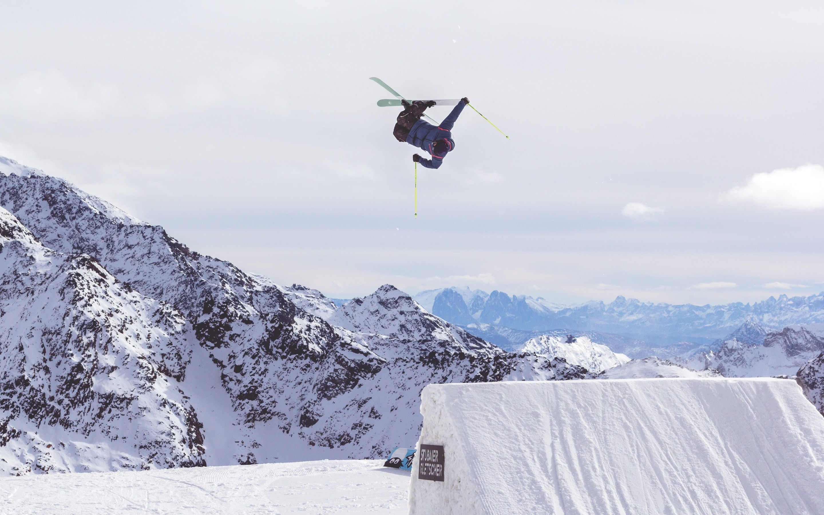 Acrobatic skiing wallpaper 2880x1800