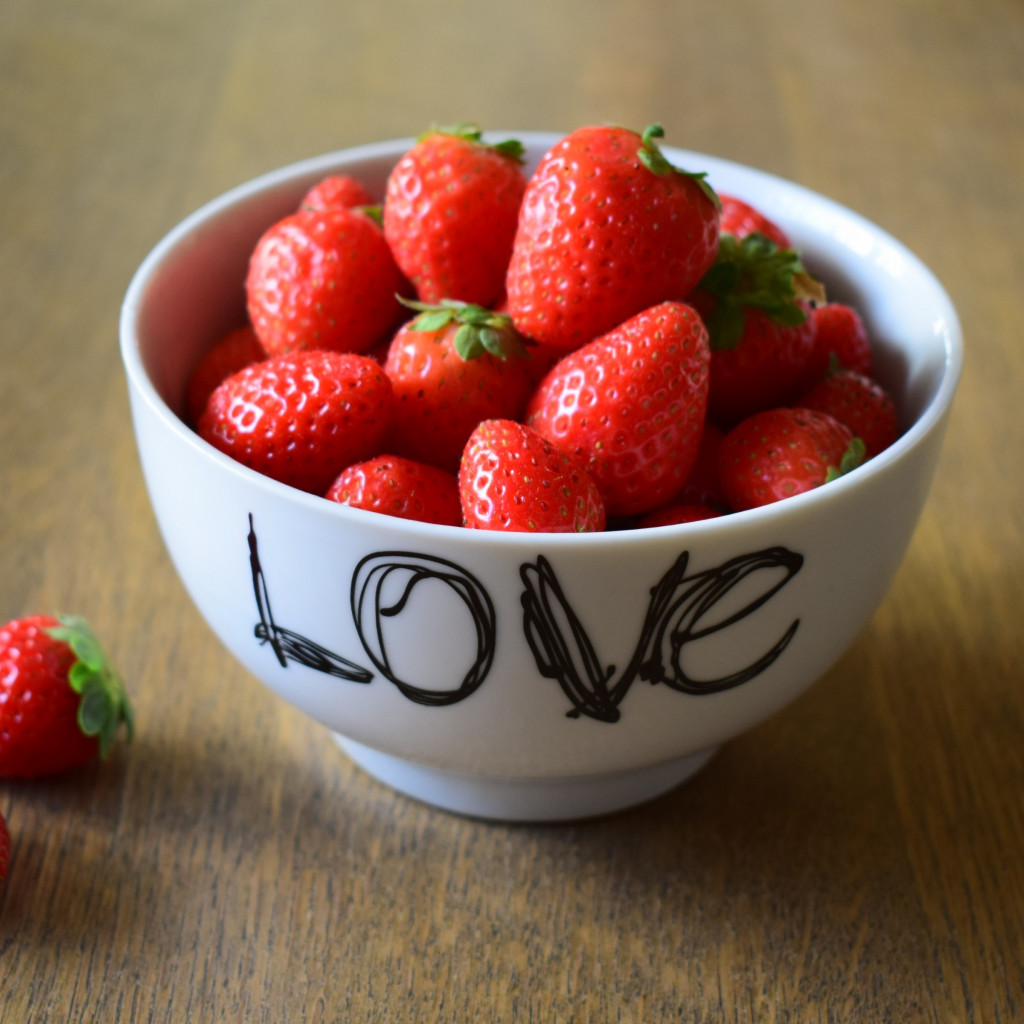 Strawberries with love wallpaper 1024x1024