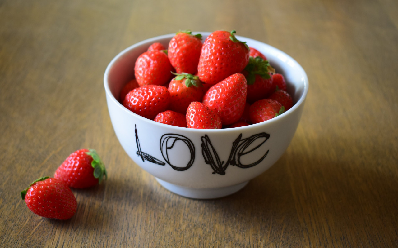 Strawberries with love wallpaper 1280x800