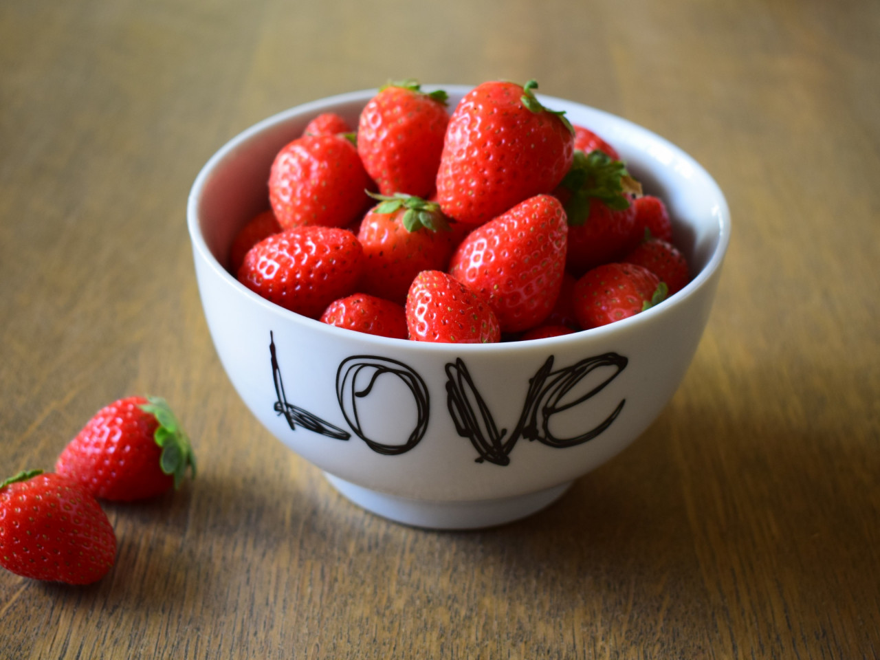 Strawberries with love wallpaper 1280x960