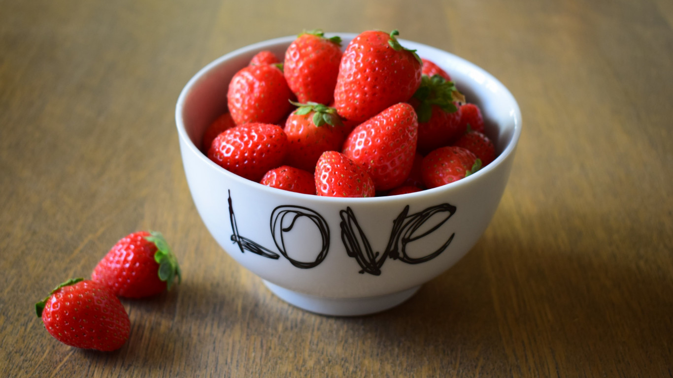 Strawberries with love wallpaper 1366x768