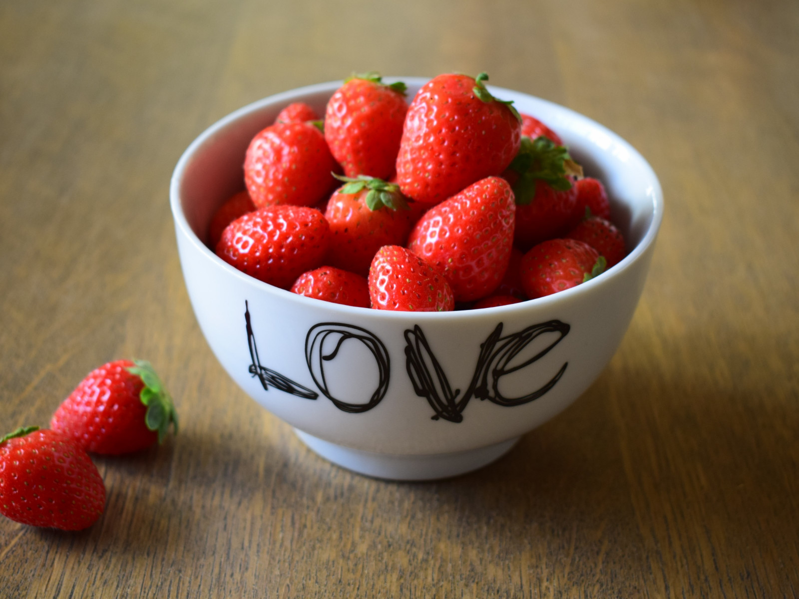 Strawberries with love wallpaper 1600x1200