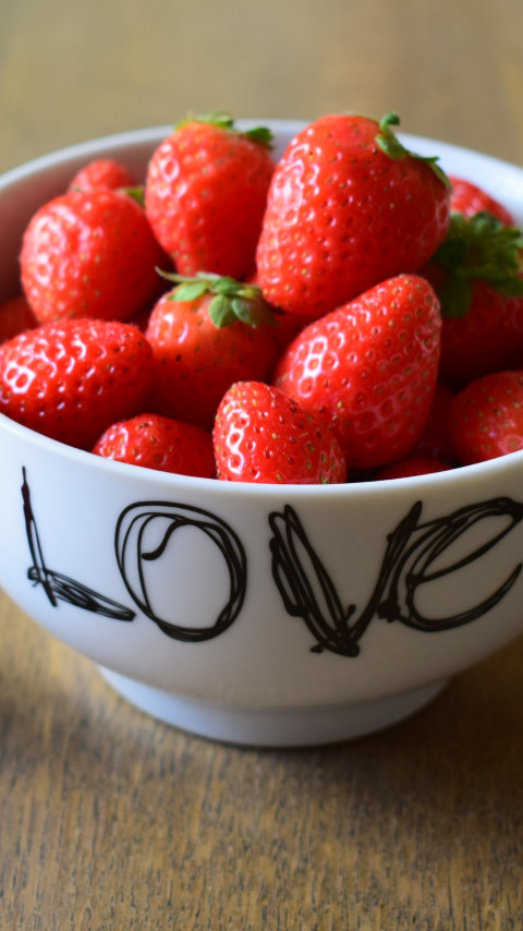 Strawberries with love wallpaper 480x854