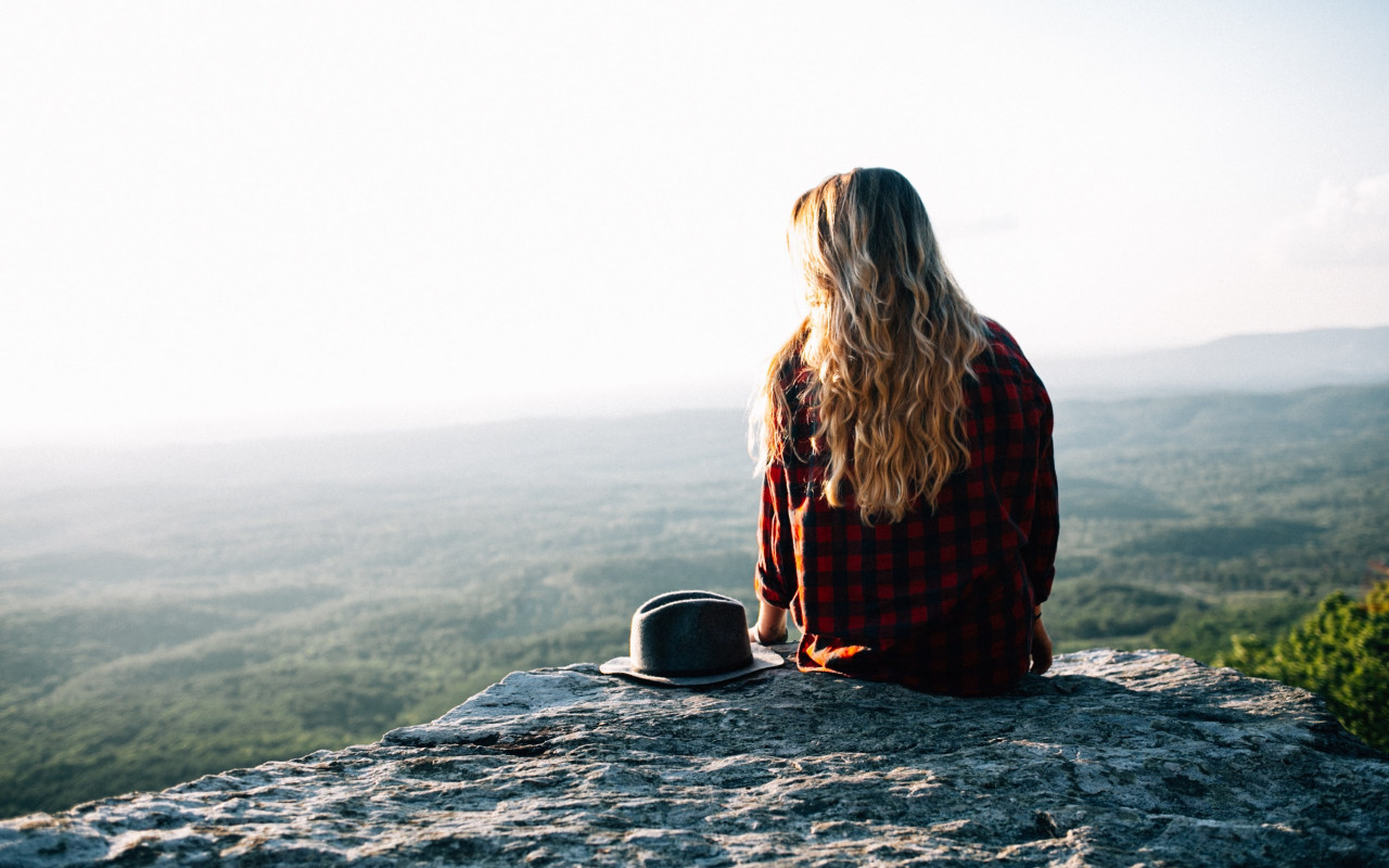Lady admiring the natural view from Cheaha Mountains, USA wallpaper 1280x800