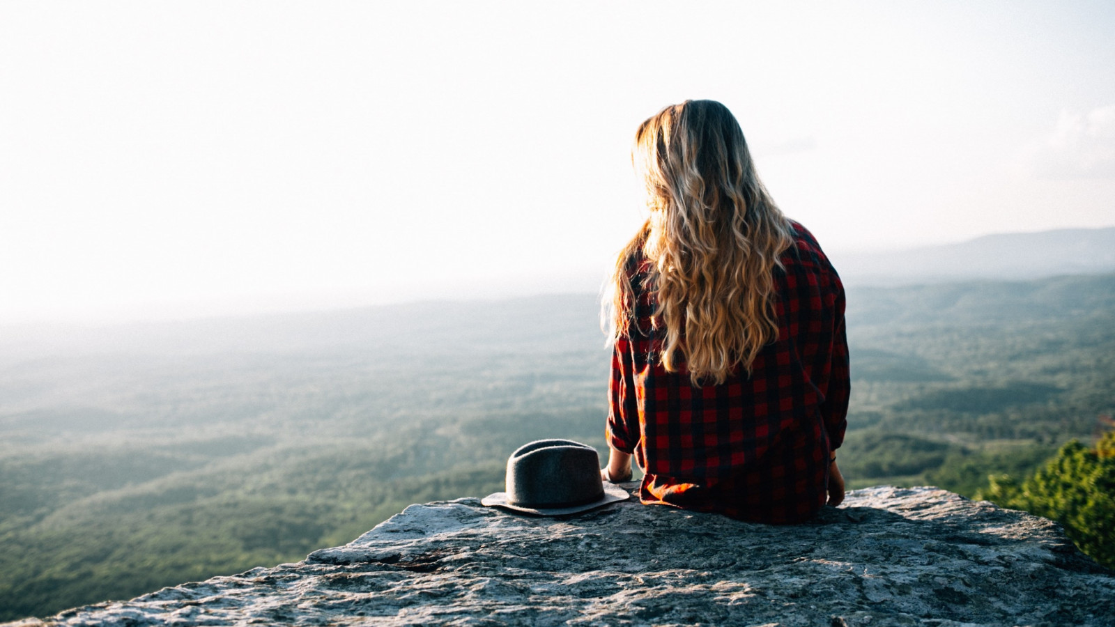 Lady admiring the natural view from Cheaha Mountains, USA wallpaper 1600x900