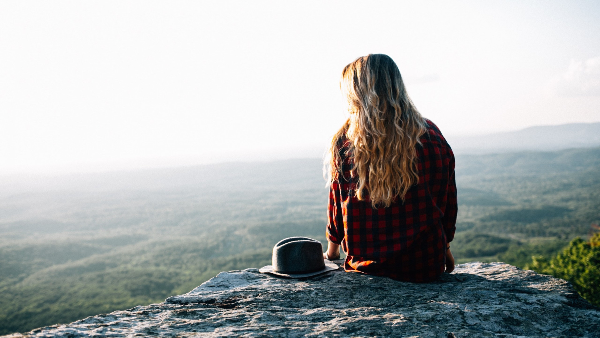 Lady admiring the natural view from Cheaha Mountains, USA wallpaper 1920x1080