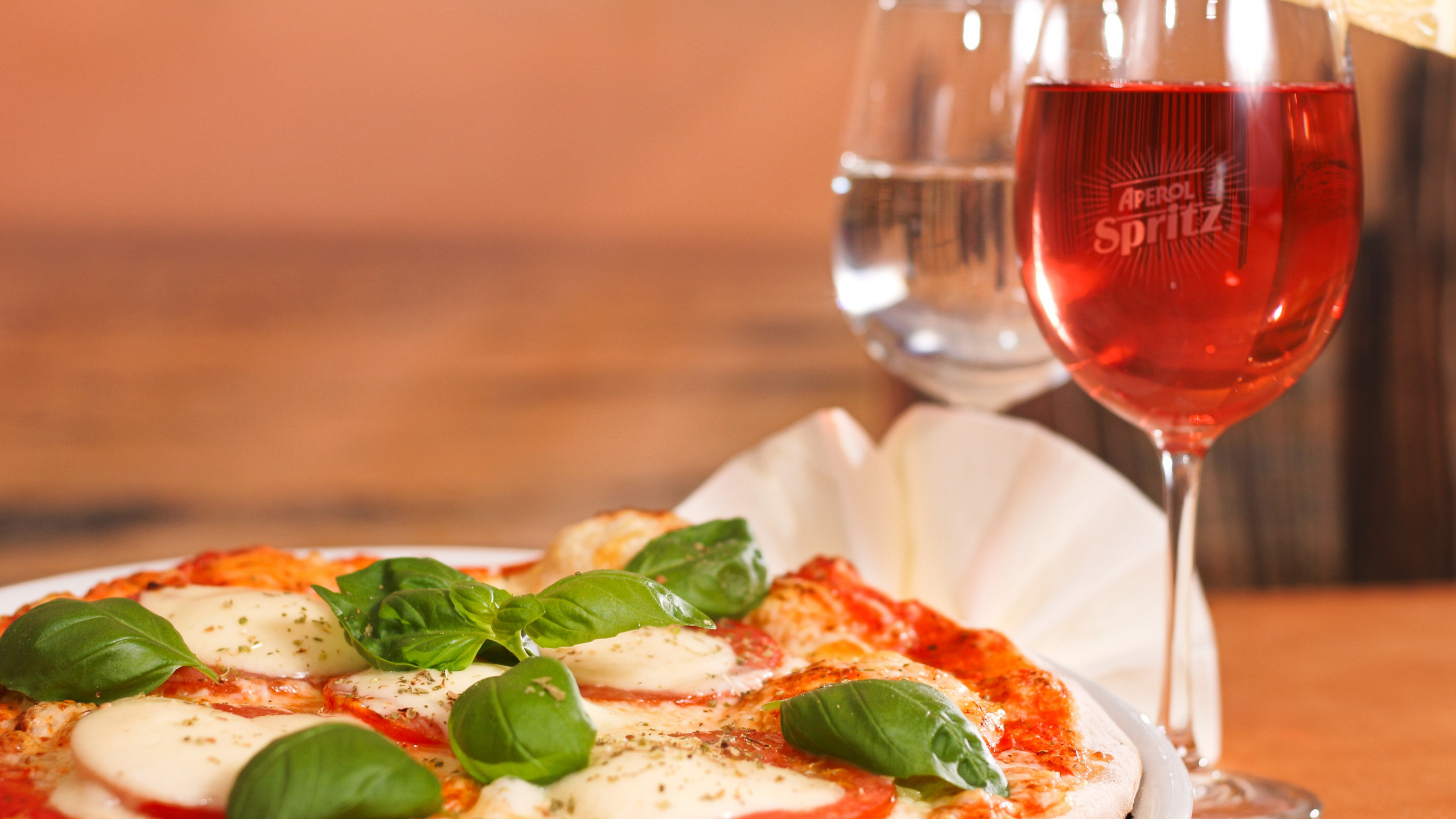 Italian cuisine... pizza, aperol spritz wallpaper 2880x1620