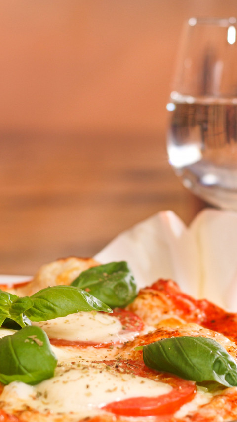 Italian cuisine... pizza, aperol spritz wallpaper 480x854