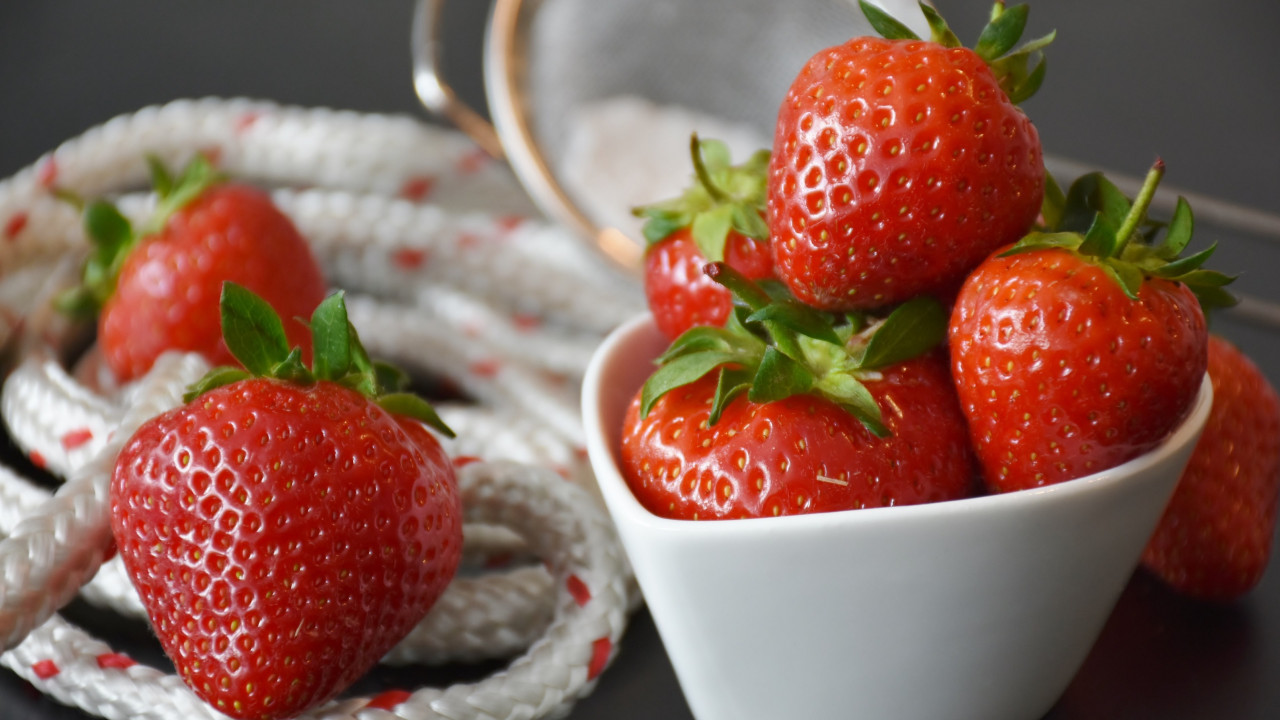 Strawberries wallpaper 1280x720