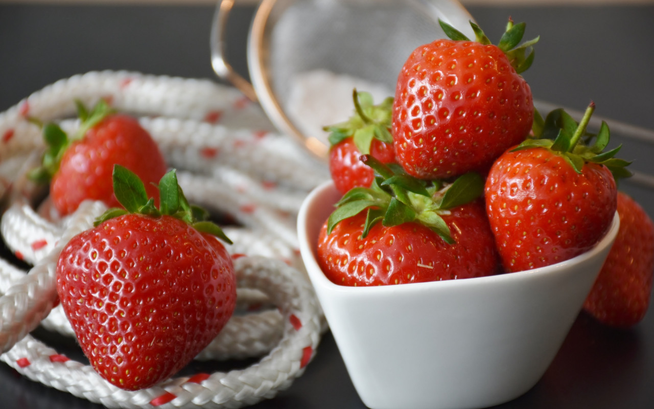 Strawberries wallpaper 1280x800