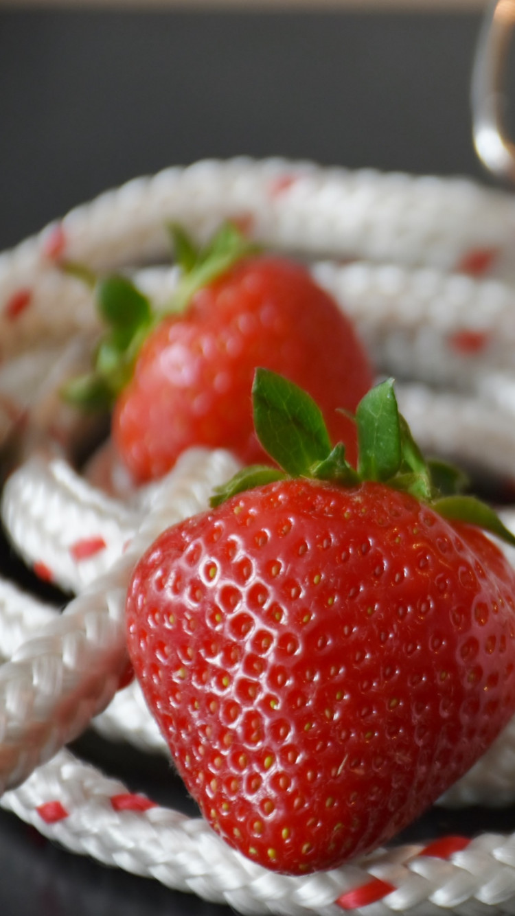 Strawberries wallpaper 750x1334