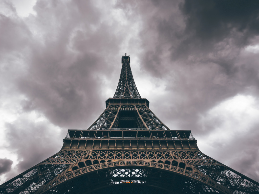 Eiffel Tower in a cloudy day wallpaper 1024x768