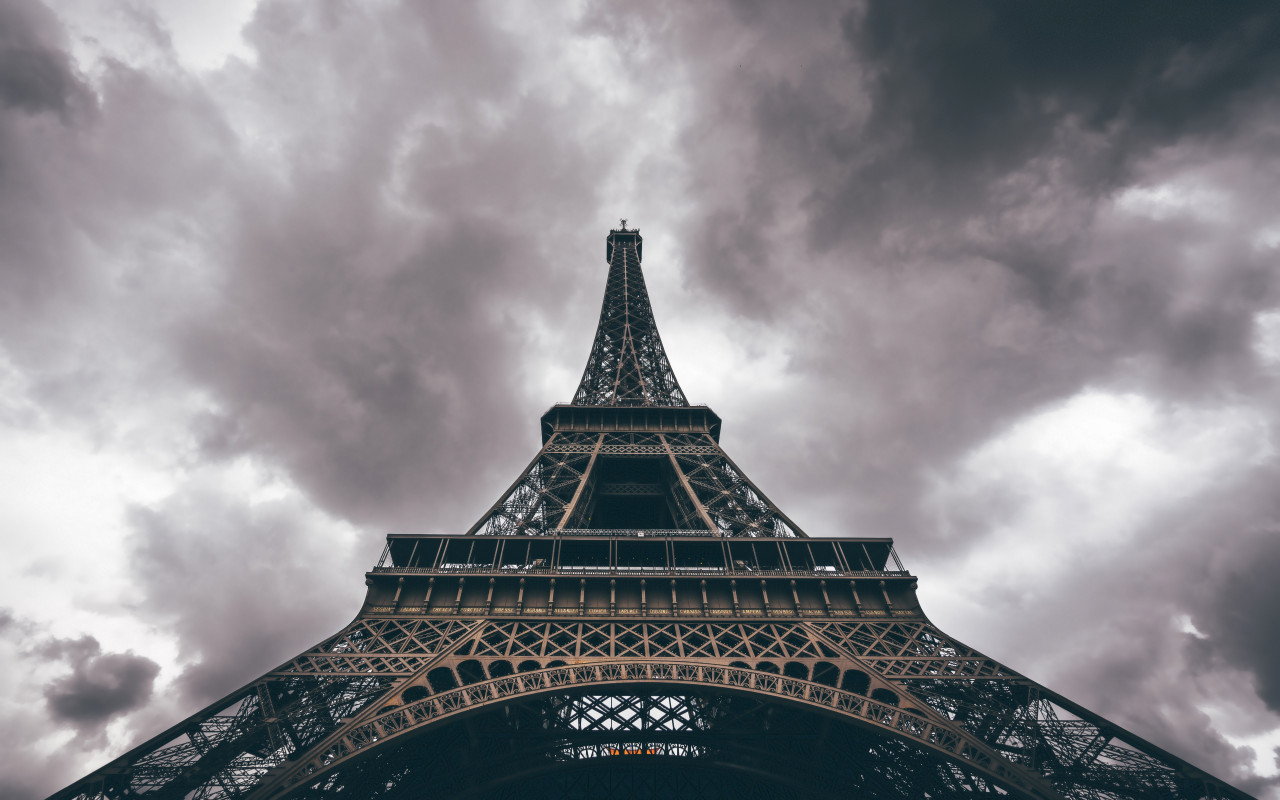 Eiffel Tower in a cloudy day wallpaper 1280x800