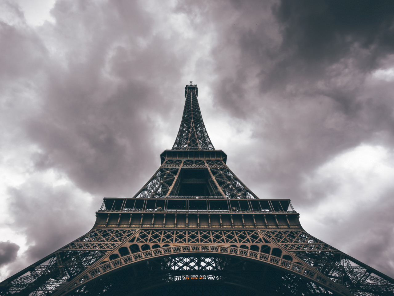 Eiffel Tower in a cloudy day wallpaper 1280x960