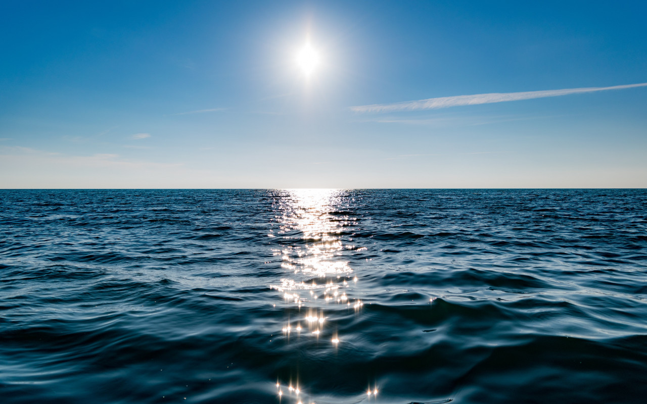 Sun on blue sky is reflected on water wallpaper 1280x800