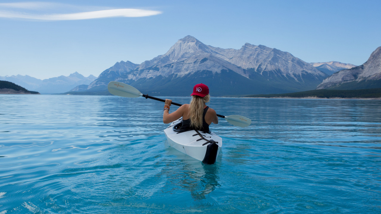 Trip with kayak on lake wallpaper 1280x720