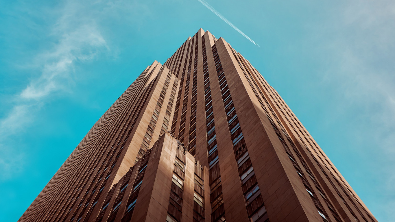 Rockefeller building touching the sky wallpaper 1366x768
