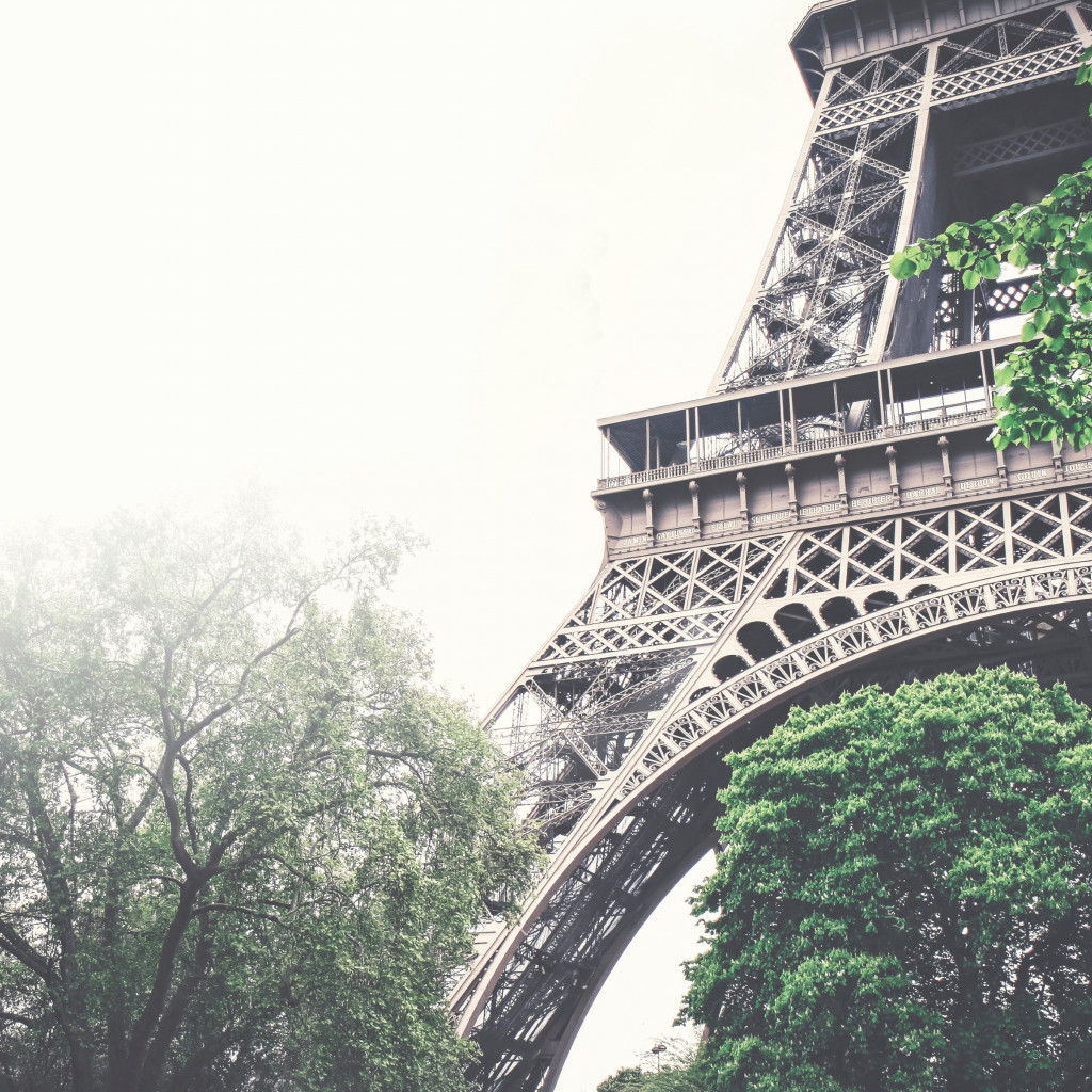 Tour Eiffel in a foggy day wallpaper 1024x1024
